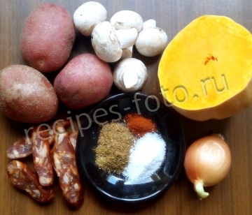 Картошка в горшочках с грибами, копчеными колбасками и тыквой