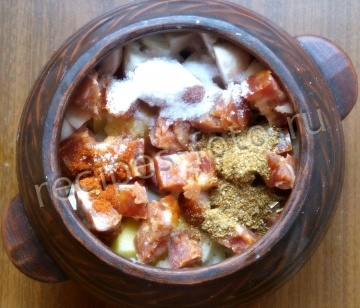 Картошка в горшочках с грибами, копчеными колбасками и тыквой