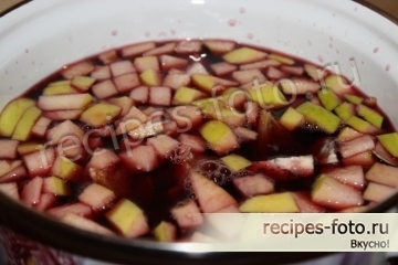 Классический глинтвейн с яблоками и медом