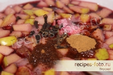 Классический глинтвейн с яблоками и медом