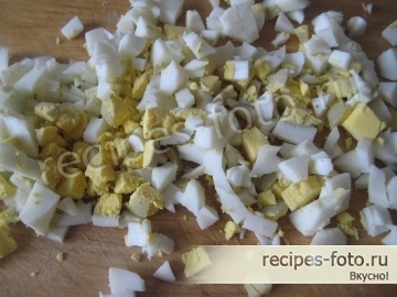 Классический салат из крабовых палочек с рисом и свежими огурцами