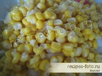 Классический салат из крабовых палочек с рисом и свежими огурцами