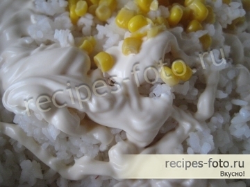 Классический салат из крабовых палочек с рисом и свежими огурцами