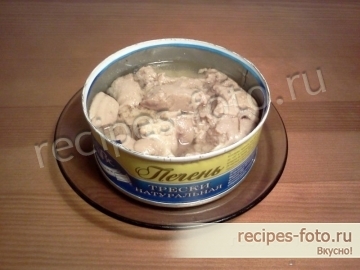 Классический слоеный салат из печени трески с картошкой и морковью