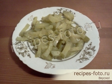 Классический слоеный салат из печени трески с картошкой и морковью
