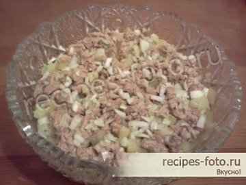 Классический слоеный салат из печени трески с картошкой и морковью