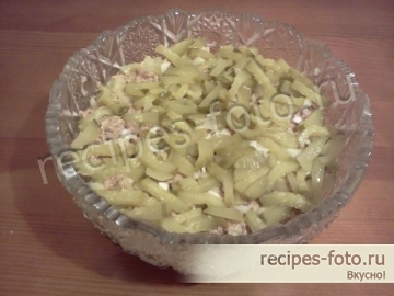 Классический слоеный салат из печени трески с картошкой и морковью