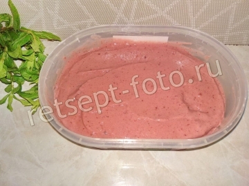 Клубнично-банановое мороженое со сгущенкой