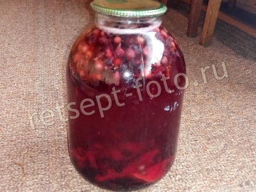 Компот ассорти с грушами и черной рябиной