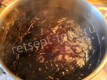 Компот из ежевики и смородины с базиликом