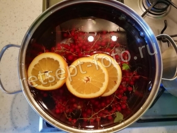 Компот из красной смородины с апельсином на зиму