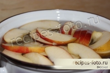Компот из свежих яблок и брусники