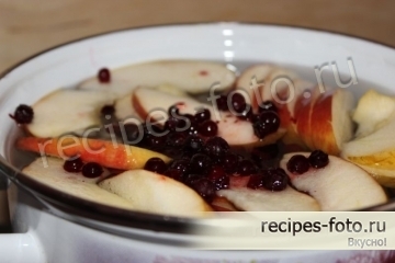 Компот из свежих яблок и брусники