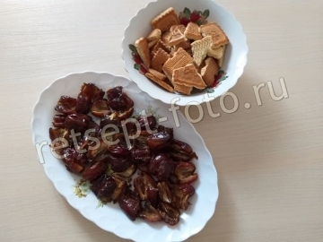Конфеты из фиников, орехов и печенья в шоколаде