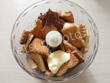Конфеты из фиников, орехов и печенья в шоколаде