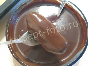 Конфеты из фиников, орехов и печенья в шоколаде