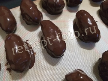 Конфеты из фиников, орехов и печенья в шоколаде