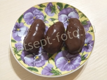 Конфеты из фиников, орехов и печенья в шоколаде