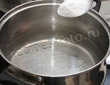 Консервированные помидоры с яблочными листьями и чесноком на зиму