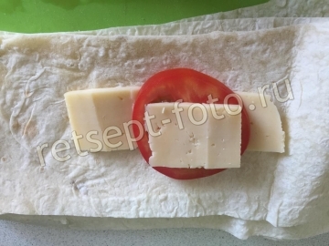 Конвертики из лаваша с сыром и помидорами на сковороде