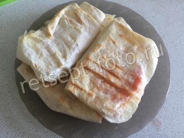 Конвертики из лаваша с сыром и помидорами на сковороде