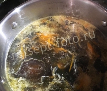 Корейский суп миёккук с водорослями и курицей