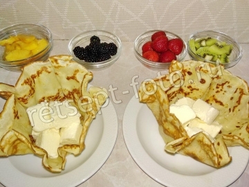 Корзиночки из блинов с фруктами и мороженым