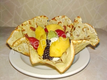 Корзиночки из блинов с фруктами и мороженым