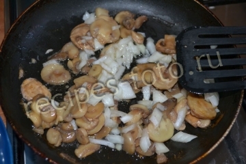 Котлеты из фарша с грибами внутри