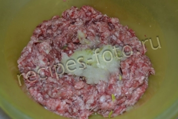 Котлеты из фарша с грибами внутри