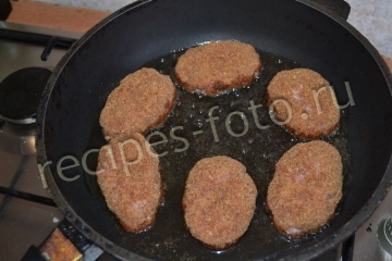 Котлеты из фарша с грибами внутри