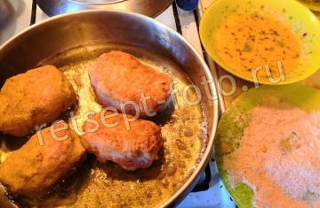 Котлеты с начинкой из сыра, масла и зелени