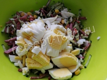 Крабовый салат с колбасой и кукурузой