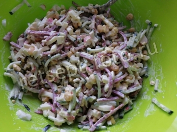 Крабовый салат с колбасой и кукурузой