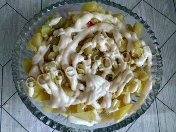 Крабовый салат с огурцом и картошкой: простой и вкусный рецепт
