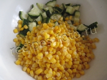 Крабовый салат с пекинской капустой, кукурузой и огурцом