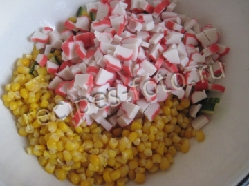 Крабовый салат с пекинской капустой, кукурузой и огурцом