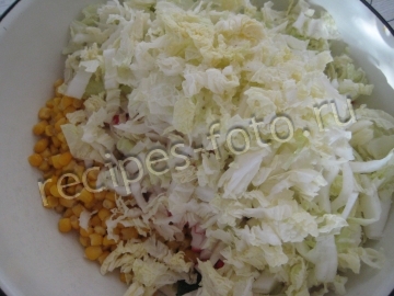 Крабовый салат с пекинской капустой, кукурузой и огурцом