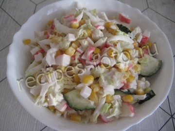 Крабовый салат с пекинской капустой, кукурузой и огурцом