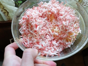 Крабовый салат с сыром и яблоком
