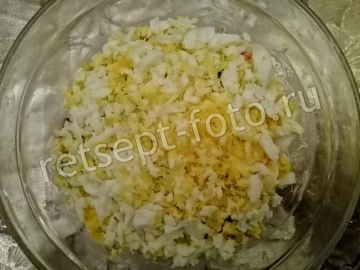 Крабовый салат с сыром и яблоком