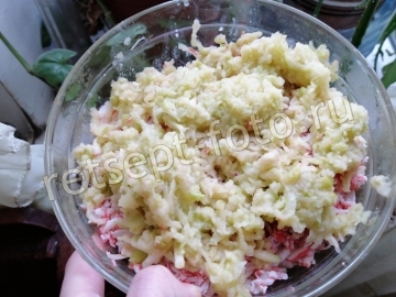 Крабовый салат с сыром и яблоком