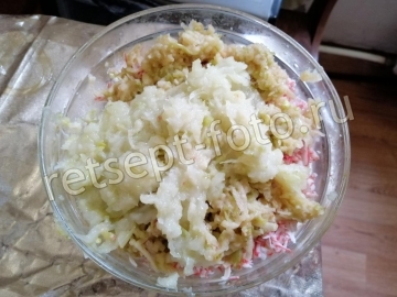 Крабовый салат с сыром и яблоком
