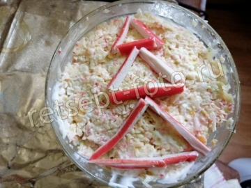 Крабовый салат с сыром и яблоком