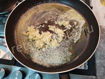 Креветки в сливочном соусе с чесноком