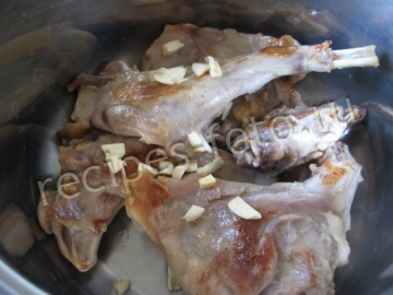 Кролик с грибами и картошкой в сметане