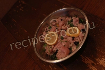 Кролик с луком и лимоном на сковороде