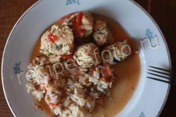 Кролик с луком и лимоном на сковороде