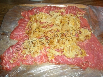 Крученики из свинины с капустой и грибной подливкой (мясные рулетики)