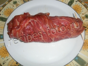 Крученики из свинины с капустой и грибной подливкой (мясные рулетики)